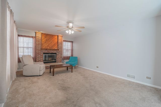 164 Forestview Court, Aurora, IL 60502