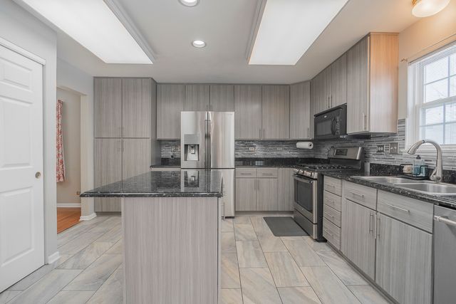 164 Forestview Court, Aurora, IL 60502