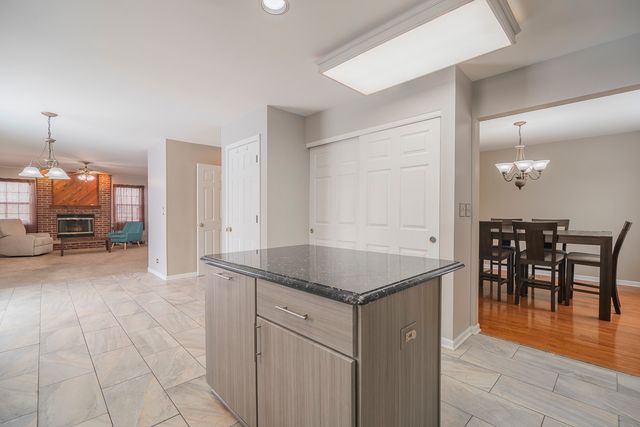 164 Forestview Court, Aurora, IL 60502