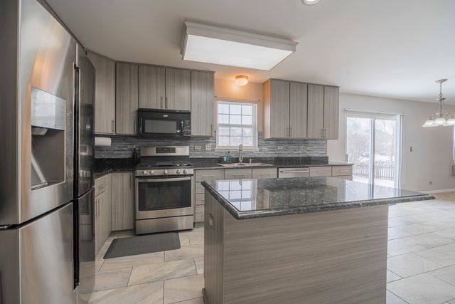 164 Forestview Court, Aurora, IL 60502