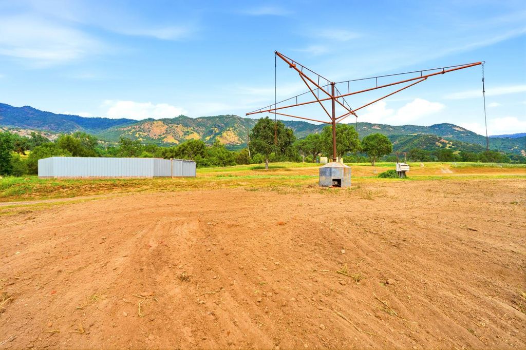 Image 12 of property listing at 39348 Dunlap Road, Dunlap, CA 93621