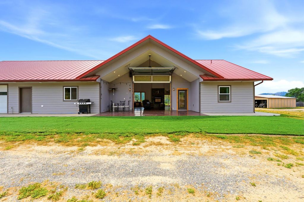 Image 19 of property listing at 39348 Dunlap Road, Dunlap, CA 93621