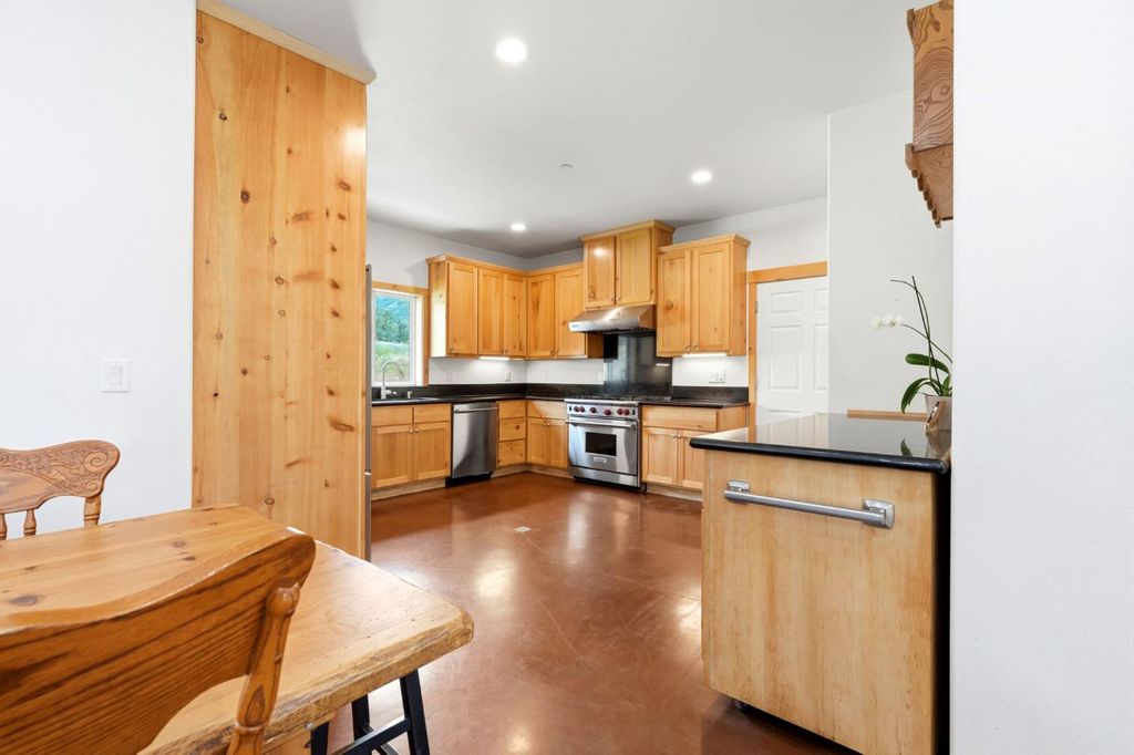 Image 34 of property listing at 39348 Dunlap Road, Dunlap, CA 93621