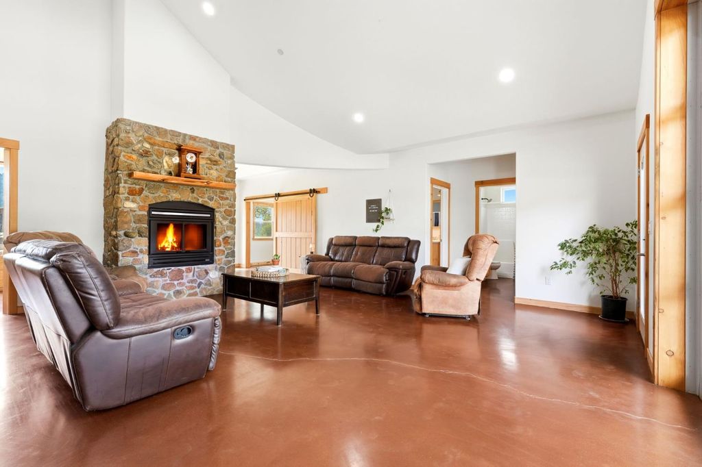 Image 7 of property listing at 39348 Dunlap Road, Dunlap, CA 93621