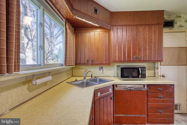 210 CUMBERLAND DR, Camp Hill, PA 17011