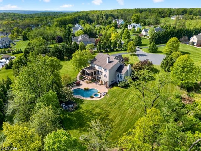 8 Morningside Ct, Raritan Twp., NJ 08822