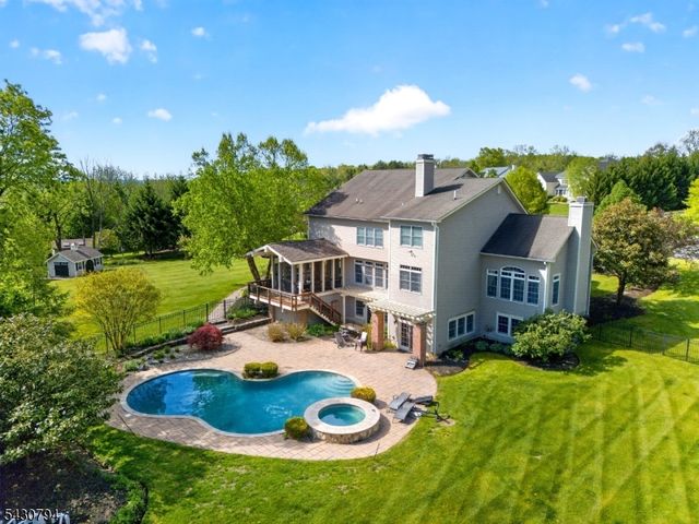 8 Morningside Ct, Raritan Twp., NJ 08822