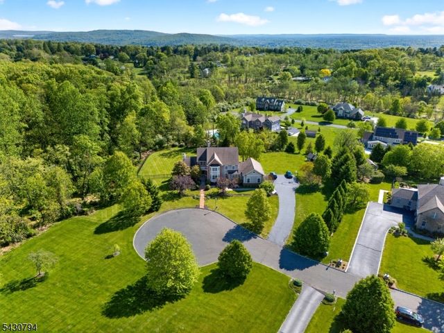 8 Morningside Ct, Raritan Twp., NJ 08822