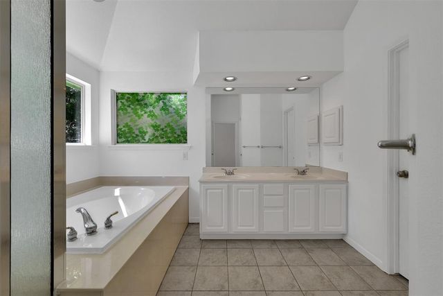 7 E Gaslight Place, The Woodlands, TX 77382