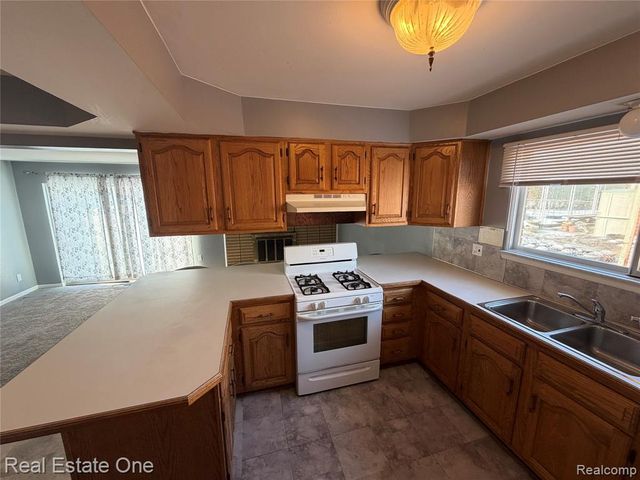 34639 Richard O Dr, Sterling Heights, MI 48310