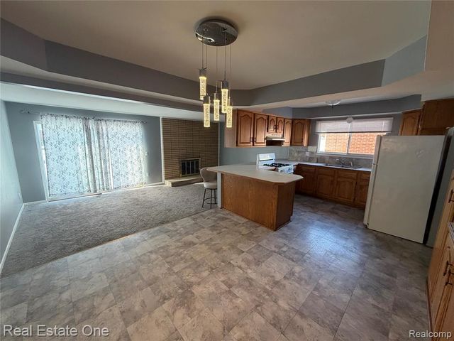 34639 Richard O Dr, Sterling Heights, MI 48310