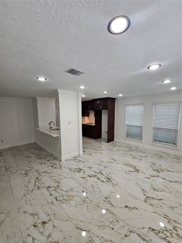 9207 Dairy View Lane, Houston, TX 77099