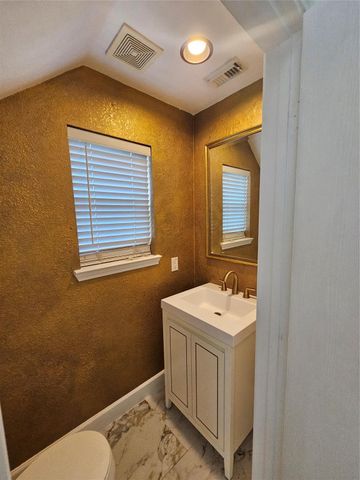 9207 Dairy View Lane, Houston, TX 77099