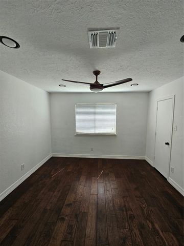 9207 Dairy View Lane, Houston, TX 77099