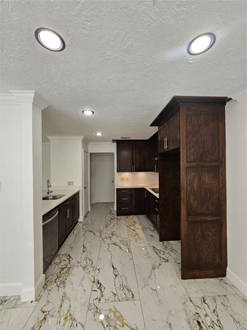 9207 Dairy View Lane, Houston, TX 77099