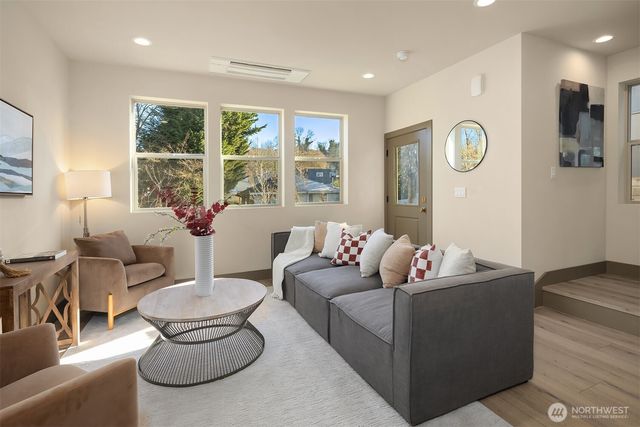 5037 25th Avenue SW, Seattle, WA 98106