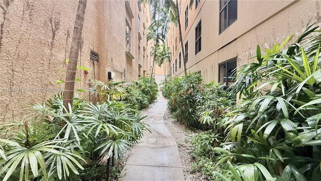 3001 NE 185th St 112, Aventura, FL 33180