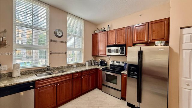 3001 NE 185th St 112, Aventura, FL 33180