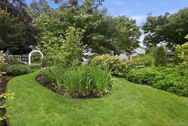 31 Yale Street, Garden City, NY 11530