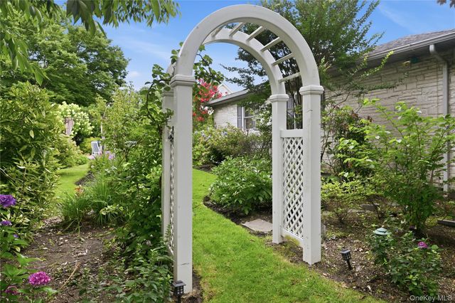 31 Yale Street, Garden City, NY 11530