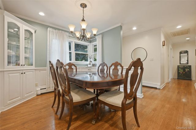 31 Yale Street, Garden City, NY 11530
