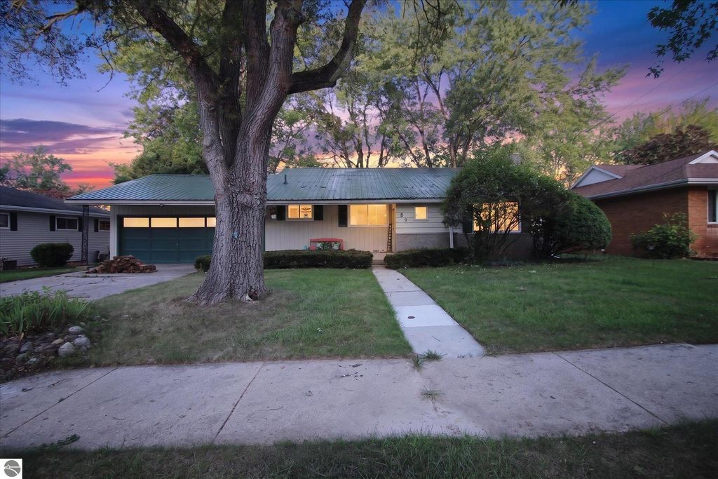 Image 1 of property listing at 189 Westview Drive, Alma, MI 48801