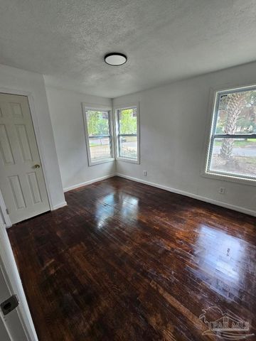 26 Kennington Dr, Pensacola, FL 32507