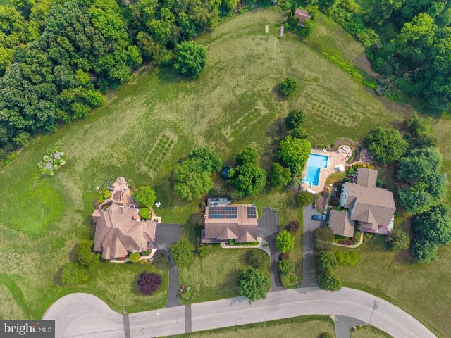 111 CRABAPPLE CT, Hummelstown, PA 17036