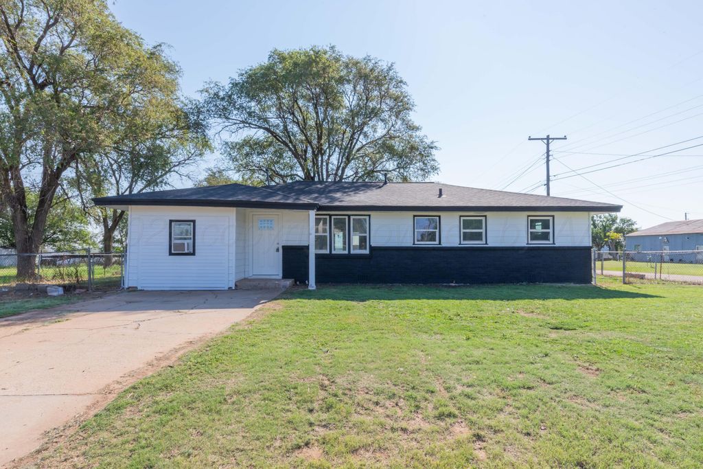 1100 N Missouri Street, Shamrock, TX 79079