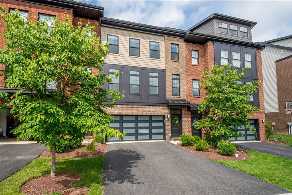 208 Kousa Ln, Peters Twp, PA 15367