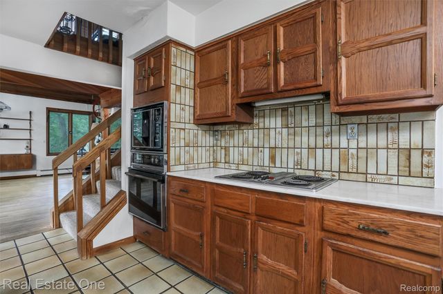 530 W Oakley Park Road, Commerce Charter Township, MI 48390