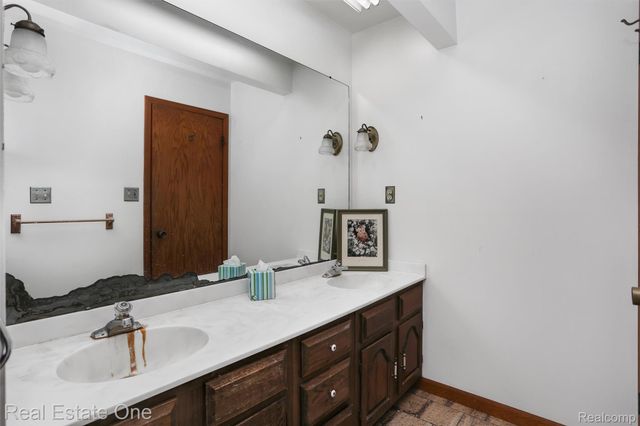 530 W Oakley Park Road, Commerce Charter Township, MI 48390