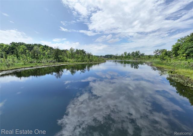 530 W Oakley Park Road, Commerce Charter Township, MI 48390