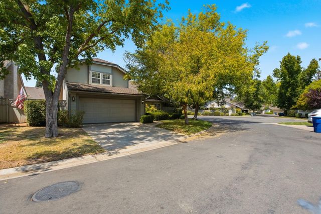 9126 N Stoneridge Lane, Fresno, CA 93720