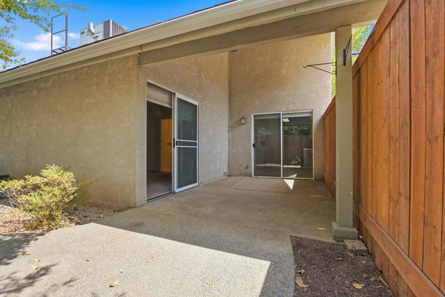 9126 N Stoneridge Lane, Fresno, CA 93720