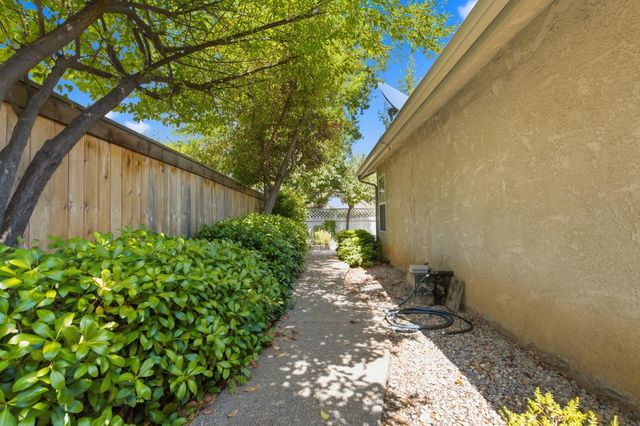 9126 N Stoneridge Lane, Fresno, CA 93720