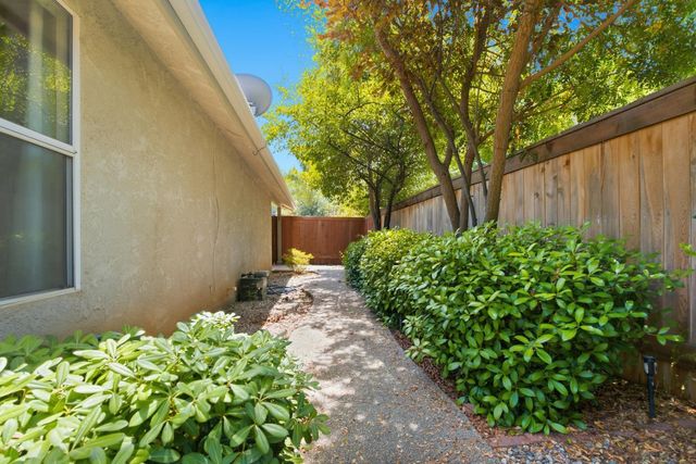 9126 N Stoneridge Lane, Fresno, CA 93720