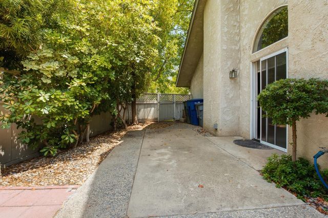 9126 N Stoneridge Lane, Fresno, CA 93720