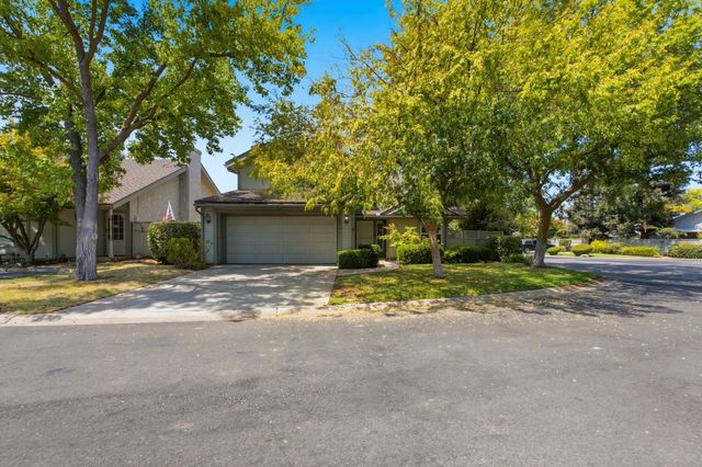 9126 N Stoneridge Lane, Fresno, CA 93720