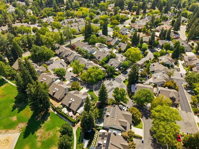9126 N Stoneridge Lane, Fresno, CA 93720