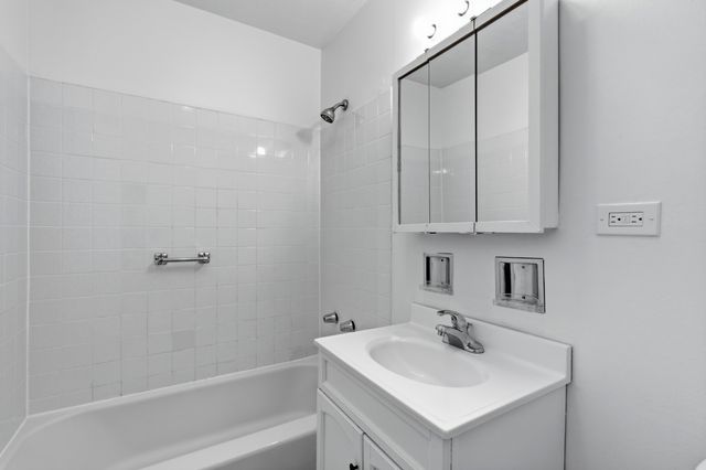 2620 N Windsor Drive 204, Arlington Heights, IL 60004