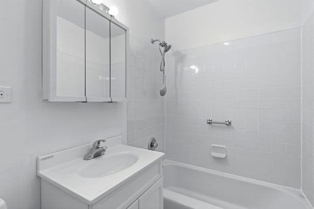 2620 N Windsor Drive 204, Arlington Heights, IL 60004