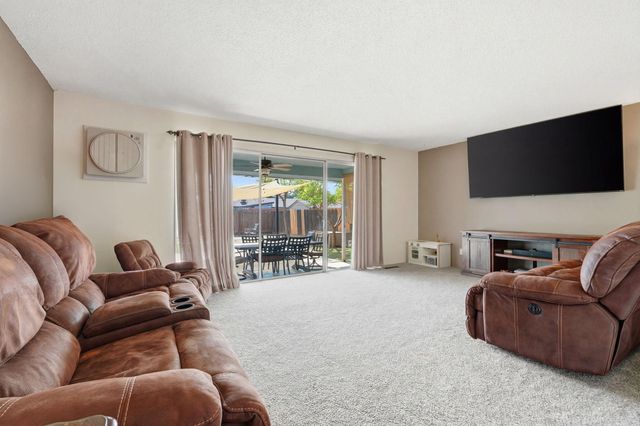 289 W Cypress Avenue, Reedley, CA 93654