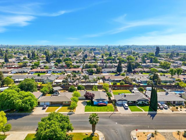 289 W Cypress Avenue, Reedley, CA 93654