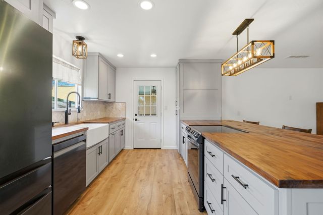 289 W Cypress Avenue, Reedley, CA 93654