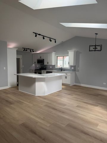 2436 W Salem Court B2, Woodridge, IL 60517