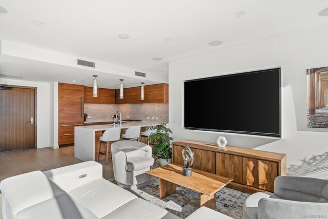 888 W E Street 2003, San Diego, CA 92101