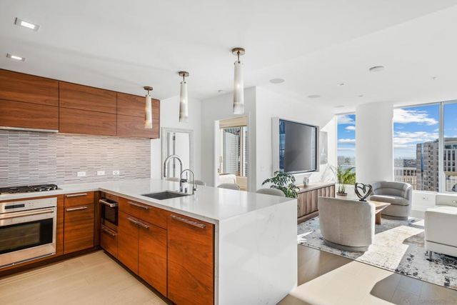 888 W E Street 2003, San Diego, CA 92101