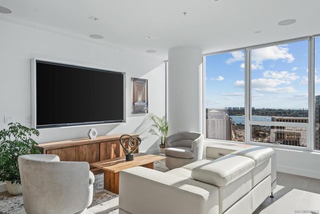 888 W E Street 2003, San Diego, CA 92101