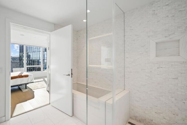 888 W E Street 2003, San Diego, CA 92101